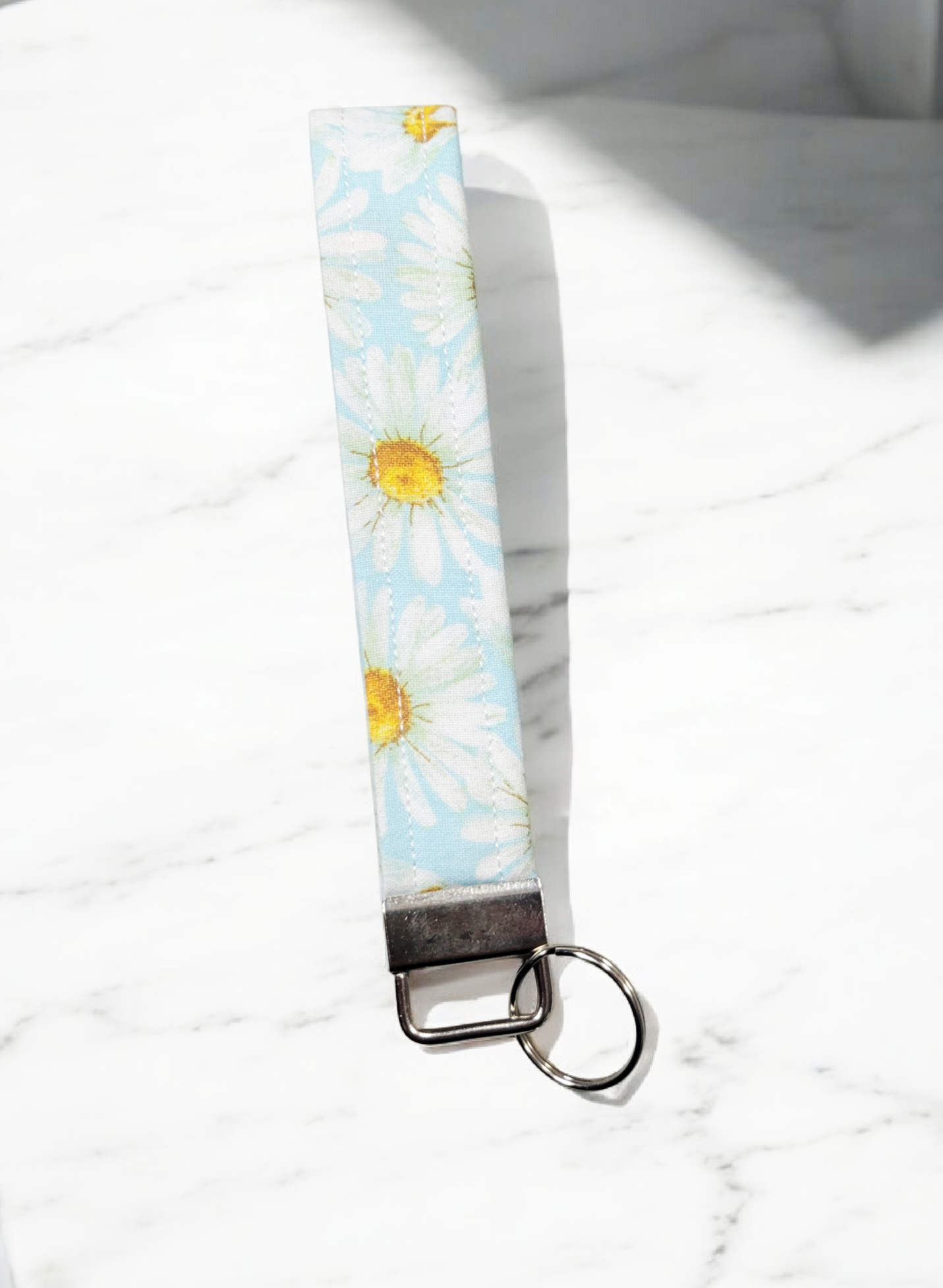 Daisy wristlet keychain